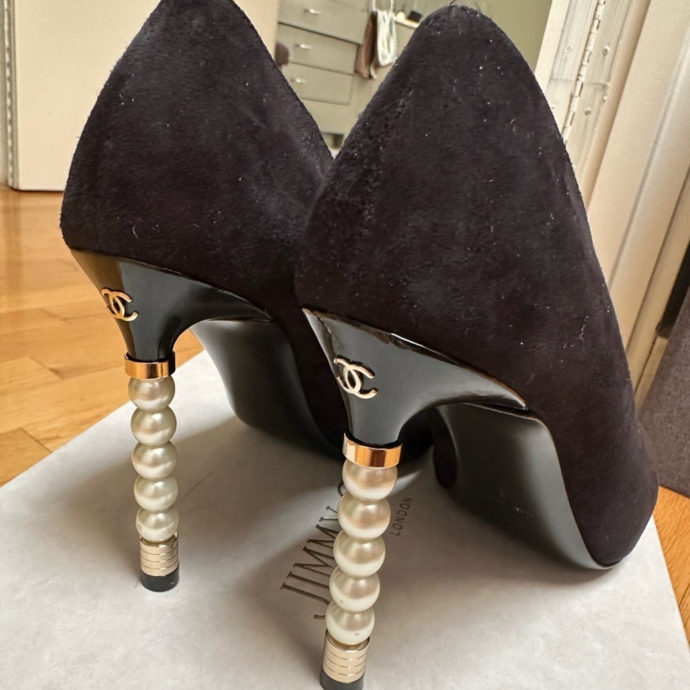 Beautiful like-new 2020 interlocking CC Chanel pumps with pearls heela